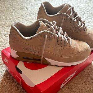 Excellent condition Nike air max in a beautiful “fall” brown color.